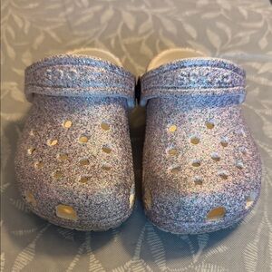 CROCS Kids Glitter Clogs in Iridescent Purple